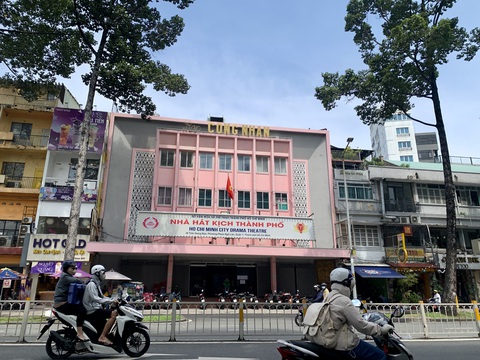Sở Văn hóa và Thể thao hiện chỉ quản lý 2 rạp đủ điều kiện biểu diễn - Ảnh 1. Sở Văn hóa quản lý 12 mặt bằng ở TP.HCM là rạp hát nhưng chỉ có 2 rạp đủ điều kiện hoạt động - Ảnh 1.