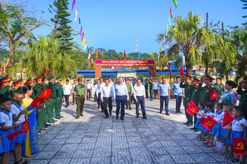 Tổng Bí thư Tô Lâm thăm và làm việc tại Bạch Long Vĩ - Ảnh 1.