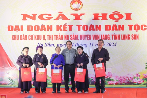 Thủ tướng dự ngày hội đại đoàn kết toàn tại tỉnh giáp Trung Quốc - Ảnh 2. Thủ tướng dự ngày hội đại đoàn kết toàn tại tỉnh giáp Trung Quốc - Ảnh 2.