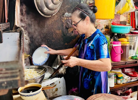Tô hủ tiếu hơn 50 năm của cô Chánh trong khu Chợ Cũ Tôn Thất Đạm - Ảnh 6. Tô hủ tiếu hơn 50 năm của cô Chánh trong khu Chợ Cũ Tôn Thất Đạm - Ảnh 6.