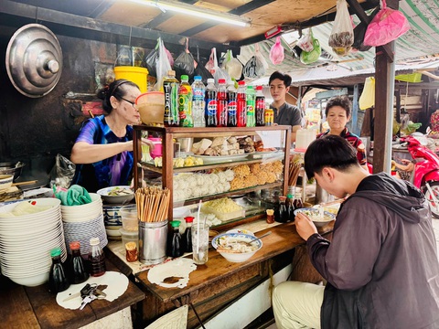 Tô hủ tiếu hơn 50 năm của cô Chánh trong khu Chợ Cũ Tôn Thất Đạm - Ảnh 1. Tô hủ tiếu hơn 50 năm của cô Chánh trong khu Chợ Cũ Tôn Thất Đạm - Ảnh 1.