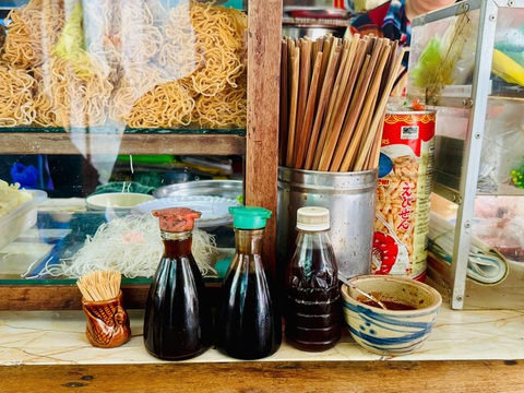 Tô hủ tiếu hơn 50 năm của cô Chánh trong khu Chợ Cũ Tôn Thất Đạm - Ảnh 4. Tô hủ tiếu hơn 50 năm của cô Chánh trong khu Chợ Cũ Tôn Thất Đạm - Ảnh 4.
