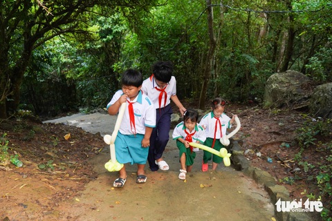 Chinh phục 375 bậc thang mỗi ngày để tìm con chữ - Ảnh 1.