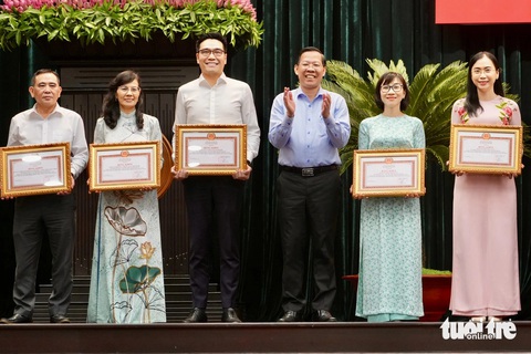 Ông Phan Văn Mãi: Từ đây đến cuối năm, TP.HCM thi đua hoàn thành nhiệm vụ ở 5 lĩnh vực - Ảnh 2.