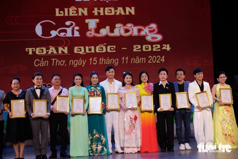 Trao 116 huy chương trong Liên hoan cải lương toàn quốc năm 2024 - Ảnh 7. Trao 116 huy chương trong Liên hoan cải lương toàn quốc năm 2024 - Ảnh 5.