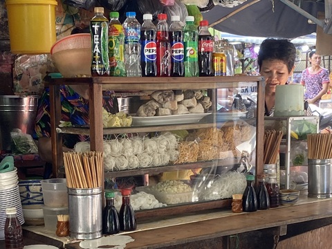 Tô hủ tiếu hơn 50 năm của cô Chánh trong khu Chợ Cũ Tôn Thất Đạm - Ảnh 2. Tô hủ tiếu hơn 50 năm của cô Chánh trong khu Chợ Cũ Tôn Thất Đạm - Ảnh 2.