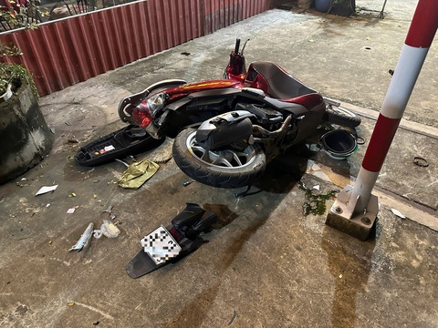 Ô tô tông liên hoàn 1 người chết ở Bình Dương: tài xế có nồng độ cồn - Ảnh 2. Xe biển số vàng tông liên hoàn 1 người chết ở Bình Dương: Tài xế có nồng độ cồn - Ảnh 3.