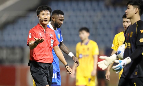 Trọng tài FIFA hủy 2 quả phạt đền, trận Quảng Nam hòa Sông Lam Nghệ An suýt 'bể' - Ảnh 1.