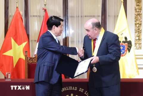 Thủ đô Peru trao chìa khóa biểu tượng cho Chủ tịch nước Lương Cường - Ảnh 2. Thủ đô Peru trao chìa khóa biểu tượng cho Chủ tịch nước Lương Cường - Ảnh 2.