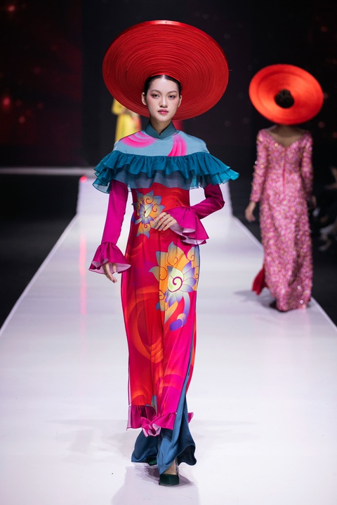 Thủy Nguyễn biến Dạ cổ hoài lang thành chất liệu thời trang - Ảnh 6. Thủy Nguyễn biến Dạ cổ hoài lang thành chất liệu thời trang - Ảnh 6.