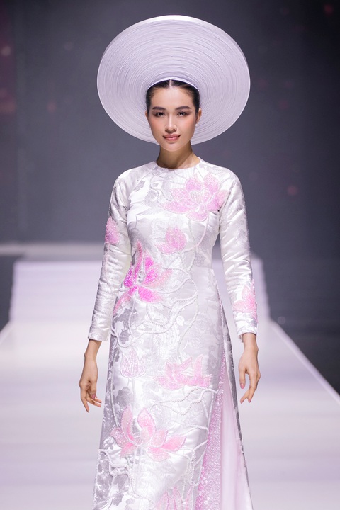 Thủy Nguyễn biến Dạ cổ hoài lang thành chất liệu thời trang - Ảnh 3. Thủy Nguyễn biến Dạ cổ hoài lang thành chất liệu thời trang - Ảnh 3.
