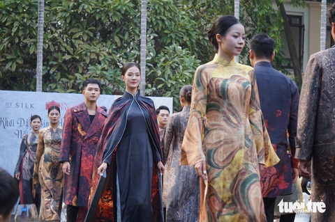 Tượng Phật Bà Quan Âm, tranh 'Kết nạp Đảng ở Điện Biên Phủ' mà mang lên áo dài sẽ ra sao? - Ảnh 1. Tượng Phật Bà Quan Âm, tranh 'Kết nạp Đảng ở Điện Biên Phủ' mà mang lên áo dài sẽ ra sao? - Ảnh 1.
