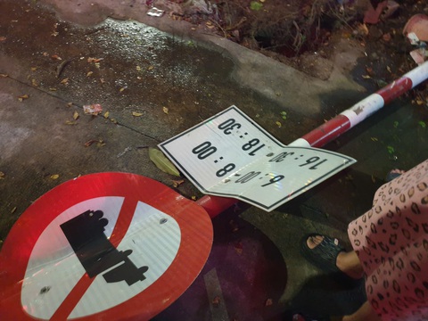 2 xe cùng hãng taxi tông nhau trong vụ tai nạn liên hoàn - Ảnh 3. 2 xe cùng hãng taxi tông nhau trong vụ tai nạn liên hoàn - Ảnh 3.