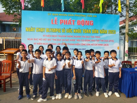 Tôi nhớ cô giáo mê cày game, nhớ thầy làm đám cưới cho tụi... phá lớp - Ảnh 3. Tôi nhớ cô giáo mê cày game giờ nghỉ trưa, nhớ thầy làm 'đám cưới giả' cho tụi... phá lớp - Ảnh 3.