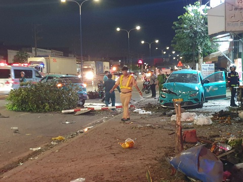 2 xe cùng hãng taxi tông nhau trong vụ tai nạn liên hoàn - Ảnh 5. 2 xe cùng hãng taxi tông nhau trong vụ tai nạn liên hoàn - Ảnh 5.