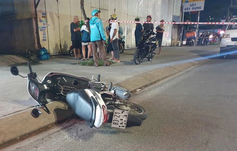 2 xe cùng hãng taxi tông nhau trong vụ tai nạn liên hoàn - Ảnh 4. 2 xe cùng hãng taxi tông nhau trong vụ tai nạn liên hoàn - Ảnh 4.