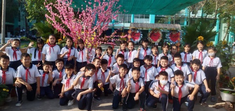 Tôi nhớ cô giáo mê cày game, nhớ thầy làm đám cưới cho tụi... phá lớp - Ảnh 1. Tôi nhớ cô giáo mê cày game, nhớ thầy làm đám cưới cho tụi... phá lớp - Ảnh 1.