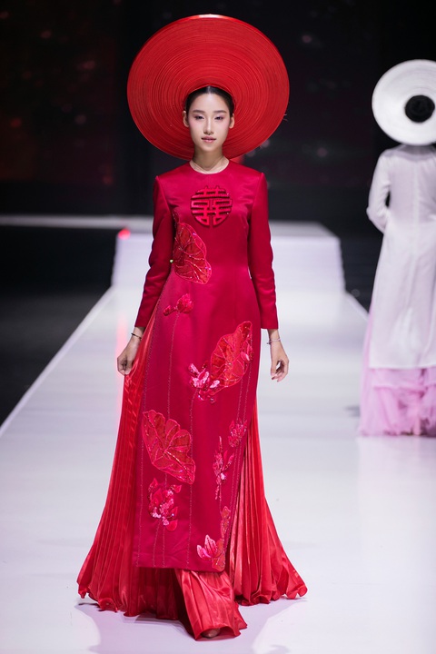 Thủy Nguyễn biến Dạ cổ hoài lang thành chất liệu thời trang - Ảnh 5. Thủy Nguyễn biến 'Dạ cổ hoài lang' thành chất liệu thời trang - Ảnh 5.
