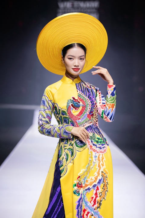 Thủy Nguyễn biến Dạ cổ hoài lang thành chất liệu thời trang - Ảnh 2. Thủy Nguyễn biến Dạ cổ hoài lang thành chất liệu thời trang - Ảnh 2.