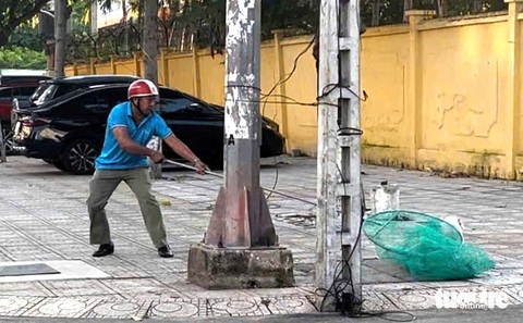 Thấy đội bắt chó thả rông ở bãi biển Nha Trang, chủ ôm chó rời đi - Ảnh 5. Thấy đội bắt chó thả rông ở bãi biển Nha Trang, chủ ôm chó 'tháo chạy' - Ảnh 5.