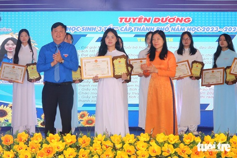 Đà Nẵng tuyên dương nhà giáo trẻ tiêu biểu - Ảnh 2.