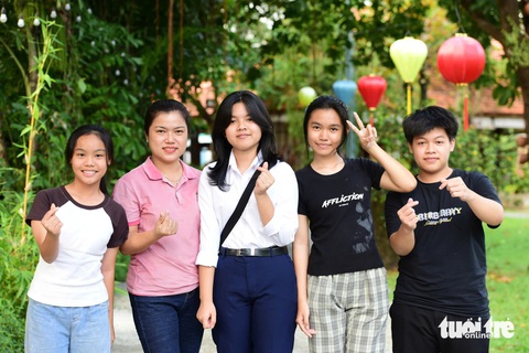 - Ảnh 2. Mất cả cha mẹ, đi làm công nhân 3 năm kiếm sống, vẫn đậu ĐH Kinh tế TP.HCM, được tiếp sức đến trường - Ảnh 12.