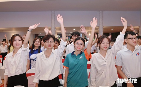 TP.HCM chào đón 231 tân SV được tiếp sức đến trường: Chú hàng xóm chở… 5 người đi coi nhận học bổng - Ảnh 3. Mất cả cha mẹ, đi làm công nhân 3 năm kiếm sống, vẫn đậu ĐH Kinh tế TP.HCM, được tiếp sức đến trường - Ảnh 22.