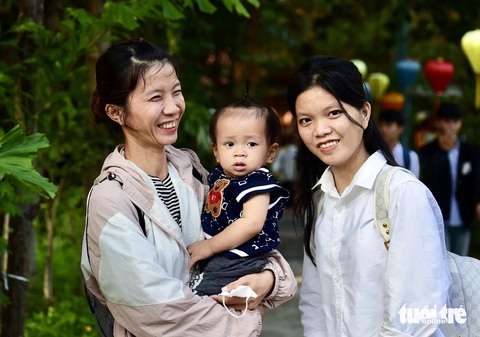 - Ảnh 2. Mất cả cha mẹ, đi làm công nhân 3 năm kiếm sống, vẫn đậu ĐH Kinh tế TP.HCM, được tiếp sức đến trường - Ảnh 14.