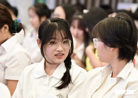 - Ảnh 2. Mất cả cha mẹ, đi làm công nhân 3 năm kiếm sống, vẫn đậu ĐH Kinh tế TP.HCM, được tiếp sức đến trường - Ảnh 18.