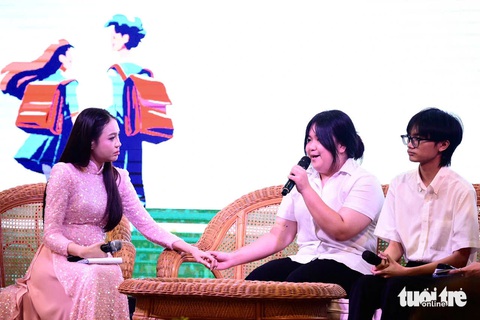 Mẹ vay nóng 20 triệu cho con làm học phí, nay nhận học bổng 15 triệu: 'Tôi mừng quá đi!’ - Ảnh 6. Mất cả cha mẹ, đi làm công nhân 3 năm kiếm sống, vẫn đậu ĐH Kinh tế TP.HCM, được tiếp sức đến trường - Ảnh 6.