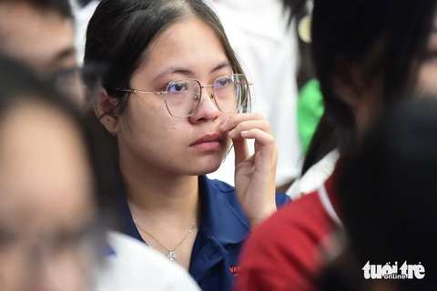 Mẹ vay nóng 20 triệu cho con làm học phí, nay nhận học bổng 15 triệu: 'Tôi mừng quá đi!’ - Ảnh 7. Mất cả cha mẹ, đi làm công nhân 3 năm kiếm sống, vẫn đậu ĐH Kinh tế TP.HCM, được tiếp sức đến trường - Ảnh 7.