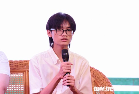 Mất cả cha mẹ, đi làm công nhân 3 năm kiếm sống, vẫn đậu ĐH Kinh tế TP.HCM, được tiếp sức đến trường - Ảnh 9. Mất cả cha mẹ, đi làm công nhân 3 năm kiếm sống, vẫn đậu ĐH Kinh tế TP.HCM, được tiếp sức đến trường - Ảnh 9.