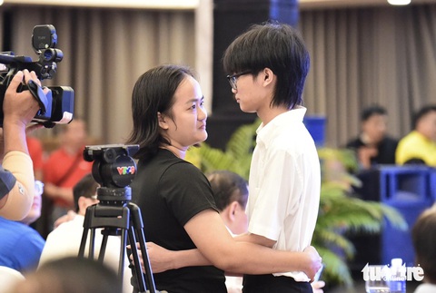 Mất cả cha mẹ, đi làm công nhân 3 năm kiếm sống, vẫn đậu ĐH Kinh tế TP.HCM, được tiếp sức đến trường - Ảnh 10. Mất cả cha mẹ, đi làm công nhân 3 năm kiếm sống, vẫn đậu ĐH Kinh tế TP.HCM, được tiếp sức đến trường - Ảnh 10.