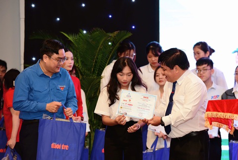 Biết ơn Học bổng Tiếp sức đến trường của báo Tuổi trẻ! - Ảnh 1. Cô ơi, nhờ có cô con mới biết đến học bổng Tiếp sức đến trường - Ảnh 1.