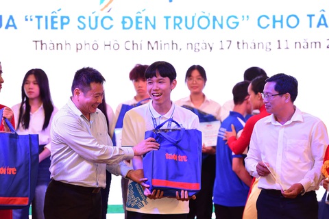Biết ơn Học bổng Tiếp sức đến trường của báo Tuổi trẻ! - Ảnh 3. Cô ơi, nhờ có cô con mới biết đến học bổng Tiếp sức đến trường - Ảnh 3.