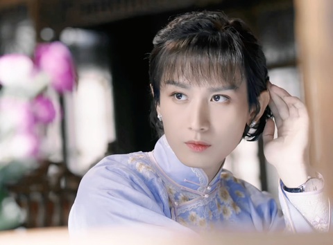 Xem 'mỹ nam cổ trang' Thành Nghị giả gái trong phim mới - Ảnh 1.