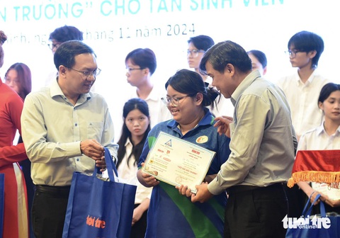 Mất cả cha mẹ, đi làm công nhân 3 năm kiếm sống, vẫn đậu ĐH Kinh tế TP.HCM, được tiếp sức đến trường - Ảnh 24. Mất cả cha mẹ, đi làm công nhân 3 năm kiếm sống, vẫn đậu ĐH Kinh tế TP.HCM, được tiếp sức đến trường - Ảnh 25.