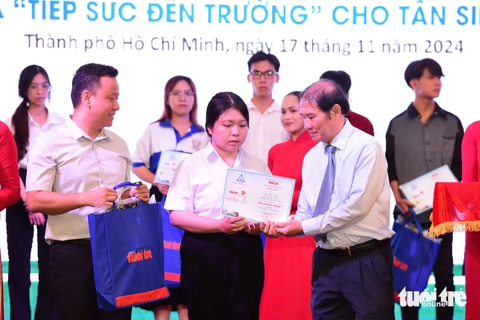 Mất cả cha mẹ, đi làm công nhân 3 năm kiếm sống, vẫn đậu ĐH Kinh tế TP.HCM, được tiếp sức đến trường - Ảnh 29. Mất cả cha mẹ, đi làm công nhân 3 năm kiếm sống, vẫn đậu ĐH Kinh tế TP.HCM, được tiếp sức đến trường - Ảnh 30.