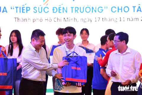 Mất cả cha mẹ, đi làm công nhân 3 năm kiếm sống, vẫn đậu ĐH Kinh tế TP.HCM, được tiếp sức đến trường - Ảnh 32. Tân sinh viên được ứng trước học bổng: 'Nếu Tuổi Trẻ không giúp, tôi phải nghỉ học rồi' - Ảnh 31.