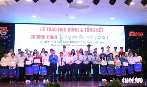 Mất cả cha mẹ, đi làm công nhân 3 năm kiếm sống, vẫn đậu ĐH Kinh tế TP.HCM, được tiếp sức đến trường - Ảnh 33. Tân sinh viên được ứng trước học bổng: 'Nếu Tuổi Trẻ không giúp, tôi phải nghỉ học rồi' - Ảnh 32.