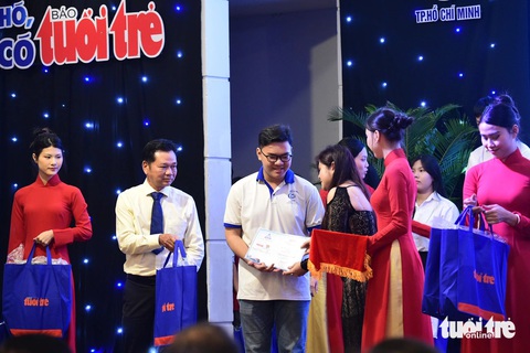 Mất cả cha mẹ, đi làm công nhân 3 năm kiếm sống, vẫn đậu ĐH Kinh tế TP.HCM, được tiếp sức đến trường - Ảnh 34. Mất cả cha mẹ, đi làm công nhân 3 năm kiếm sống, vẫn đậu ĐH Kinh tế TP.HCM, được tiếp sức đến trường - Ảnh 34.