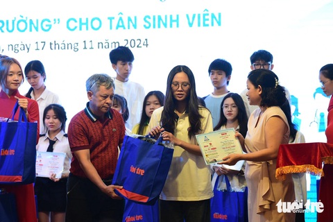 Mất cả cha mẹ, đi làm công nhân 3 năm kiếm sống, vẫn đậu ĐH Kinh tế TP.HCM, được tiếp sức đến trường - Ảnh 35. Mất cả cha mẹ, đi làm công nhân 3 năm kiếm sống, vẫn đậu ĐH Kinh tế TP.HCM, được tiếp sức đến trường - Ảnh 35.