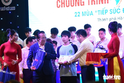 Mất cả cha mẹ, đi làm công nhân 3 năm kiếm sống, vẫn đậu ĐH Kinh tế TP.HCM, được tiếp sức đến trường - Ảnh 36. Tân sinh viên được ứng trước học bổng: 'Nếu Tuổi Trẻ không giúp, tôi phải nghỉ học rồi' - Ảnh 35.