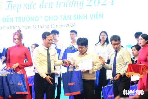 Mất cả cha mẹ, đi làm công nhân 3 năm kiếm sống, vẫn đậu ĐH Kinh tế TP.HCM, được tiếp sức đến trường - Ảnh 40. Tân sinh viên được ứng trước học bổng: 'Nếu Tuổi Trẻ không giúp, tôi phải nghỉ học rồi' - Ảnh 37.