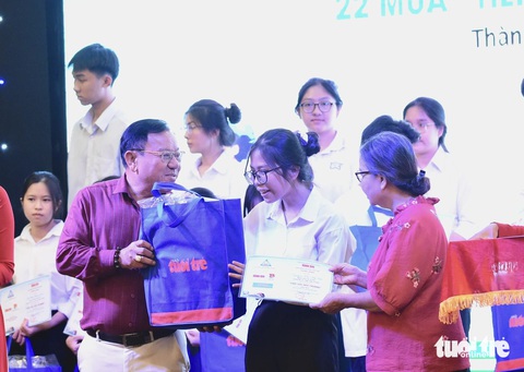 Mất cả cha mẹ, đi làm công nhân 3 năm kiếm sống, vẫn đậu ĐH Kinh tế TP.HCM, được tiếp sức đến trường - Ảnh 42. Mất cả cha mẹ, đi làm công nhân 3 năm kiếm sống, vẫn đậu ĐH Kinh tế TP.HCM, được tiếp sức đến trường - Ảnh 41.