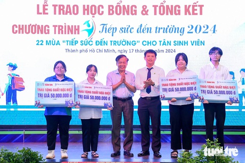 Mất cả cha mẹ, đi làm công nhân 3 năm kiếm sống, vẫn đậu ĐH Kinh tế TP.HCM, được tiếp sức đến trường - Ảnh 29. Mất cả cha mẹ, đi làm công nhân 3 năm kiếm sống, vẫn đậu ĐH Kinh tế TP.HCM, được tiếp sức đến trường - Ảnh 44.