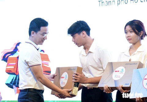 Mất cả cha mẹ, đi làm công nhân 3 năm kiếm sống, vẫn đậu ĐH Kinh tế TP.HCM, được tiếp sức đến trường - Ảnh 30. Mất cả cha mẹ, đi làm công nhân 3 năm kiếm sống, vẫn đậu ĐH Kinh tế TP.HCM, được tiếp sức đến trường - Ảnh 45.