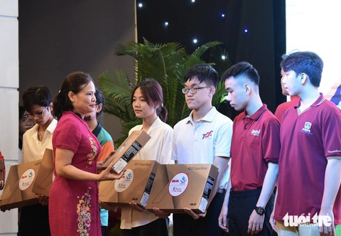 Mất cả cha mẹ, đi làm công nhân 3 năm kiếm sống, vẫn đậu ĐH Kinh tế TP.HCM, được tiếp sức đến trường - Ảnh 31. Mất cả cha mẹ, đi làm công nhân 3 năm kiếm sống, vẫn đậu ĐH Kinh tế TP.HCM, được tiếp sức đến trường - Ảnh 46.
