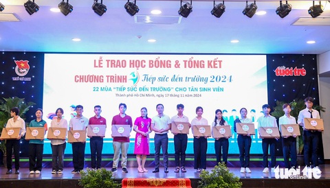 Mất cả cha mẹ, đi làm công nhân 3 năm kiếm sống, vẫn đậu ĐH Kinh tế TP.HCM, được tiếp sức đến trường - Ảnh 32. Mất cả cha mẹ, đi làm công nhân 3 năm kiếm sống, vẫn đậu ĐH Kinh tế TP.HCM, được tiếp sức đến trường - Ảnh 47.