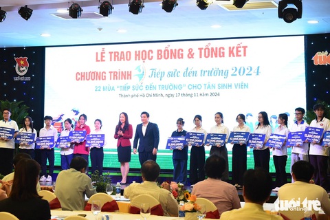 Mất cả cha mẹ, đi làm công nhân 3 năm kiếm sống, vẫn đậu ĐH Kinh tế TP.HCM, được tiếp sức đến trường - Ảnh 47. Mất cả cha mẹ, đi làm công nhân 3 năm kiếm sống, vẫn đậu ĐH Kinh tế TP.HCM, được tiếp sức đến trường - Ảnh 47.